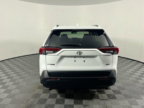 Ice Cap 2025 Toyota RAV4 XLE