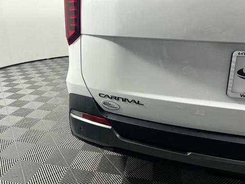 Snow White Pearl 2026 Kia Carnival SX
