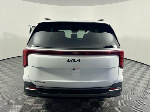 Snow White Pearl 2026 Kia Carnival SX