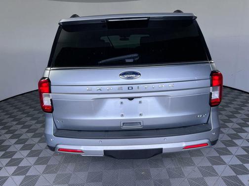 ICONIC SILVER METALLIC 2024 Ford Expedition Max XLT