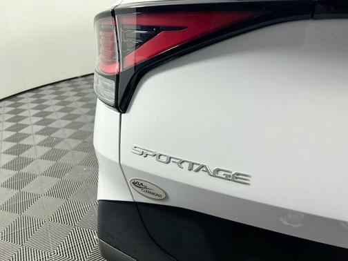 Glacier White Pearl/Ebony Black Roof 2023 Kia Sportage S