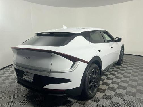 Glacier White Pearl 2025 Kia EV6 Light