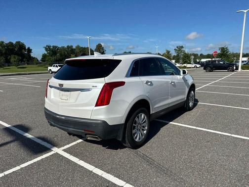 Crystal White Tricoat 2017 Cadillac XT5 Base