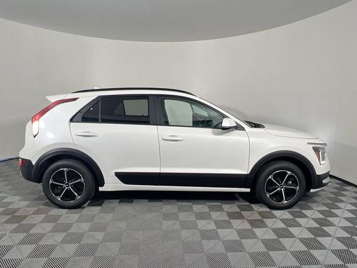 Snow White Pearl 2026 Kia Niro LX