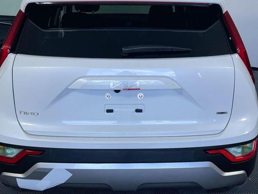 Snow White Pearl 2026 Kia Niro LX