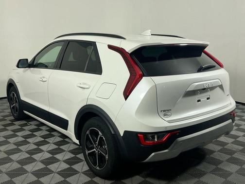 Snow White Pearl 2026 Kia Niro LX