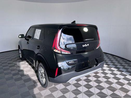 Fusion Black 2024 Kia Soul LX
