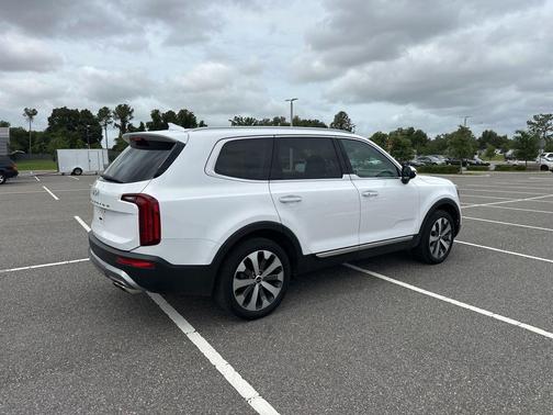 Glacial White Pearl 2022 Kia Telluride S