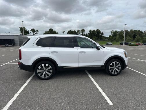 Glacial White Pearl 2022 Kia Telluride S