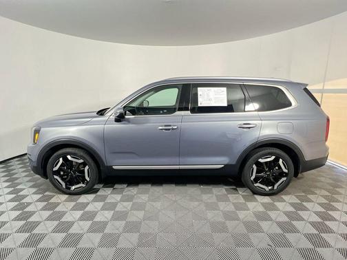 Everlasting Silver 2023 Kia Telluride S