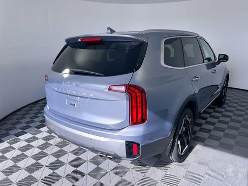 Everlasting Silver 2023 Kia Telluride S