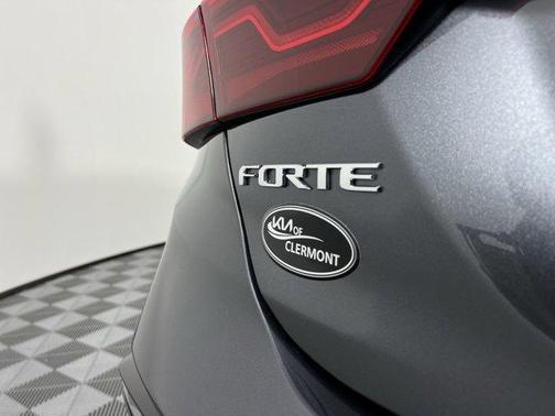 Photo 5 of 35 of 2021 Kia Forte GT-Line