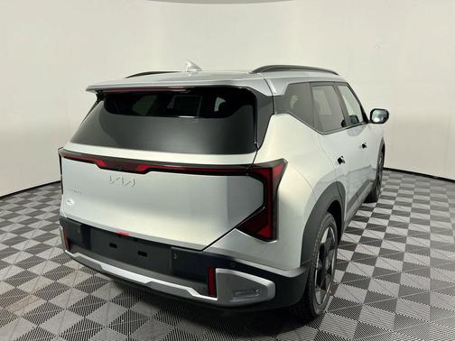 Ivory Silver 2027 Kia Seltos EX