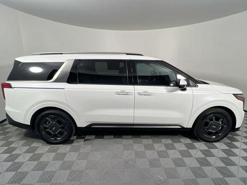 Snow White Pearl 2026 Kia Carnival Hybrid SX