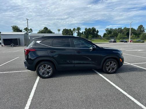 Fusion Black 2024 Kia Seltos S