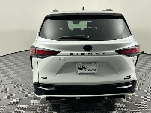 Wind Chill Pearl 2023 Toyota Sienna XSE 7 Passenger