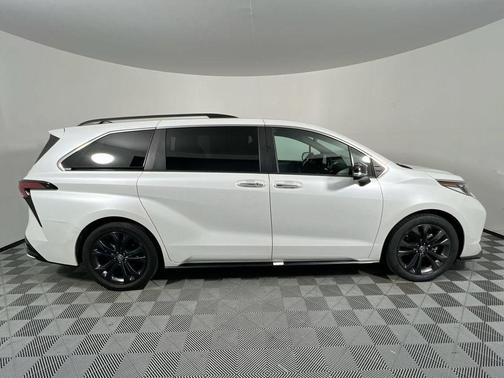 Wind Chill Pearl 2023 Toyota Sienna XSE 7 Passenger