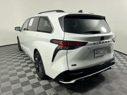 Wind Chill Pearl 2023 Toyota Sienna XSE 7 Passenger
