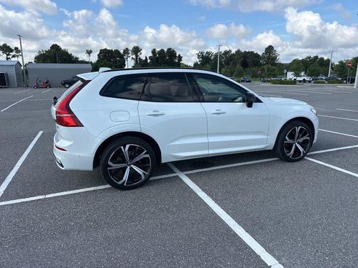 Crystal White Metallic 2023 Volvo XC60 B5 Ultimate Dark Theme