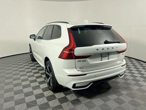 Crystal White Metallic 2023 Volvo XC60 B5 Ultimate Dark Theme