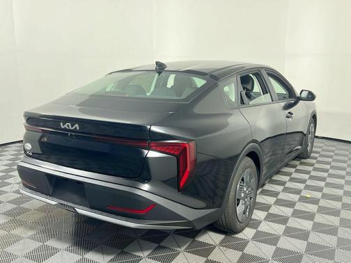 Aurora Black Pearl 2026 Kia K4 LX