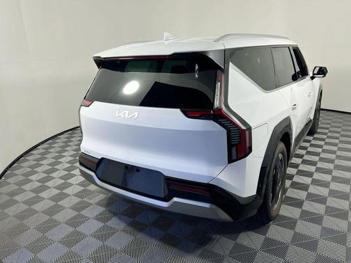 Glacial White Pearl 2026 Kia EV9 Land