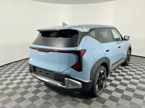 Pale Gray 2027 Kia Seltos S
