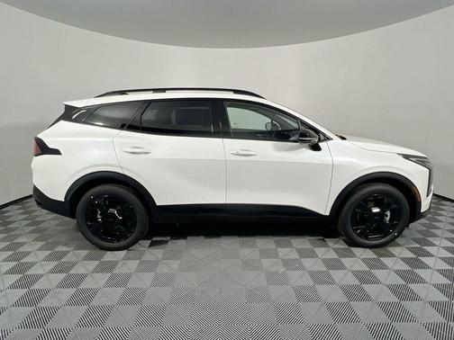 Snow White Pearl 2026 Kia Sportage X-Line