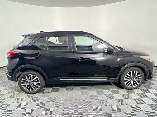 Super Black 2024 Nissan Kicks SR
