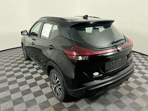 Super Black 2024 Nissan Kicks SR