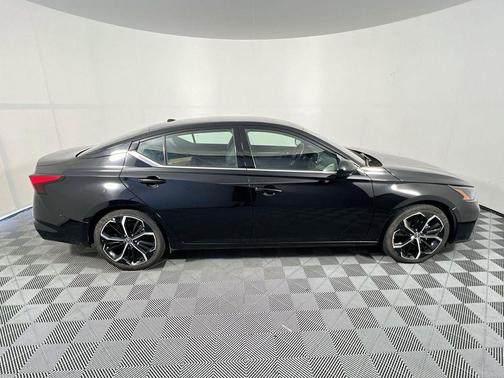 Super Black 2024 Nissan Altima SR FWD