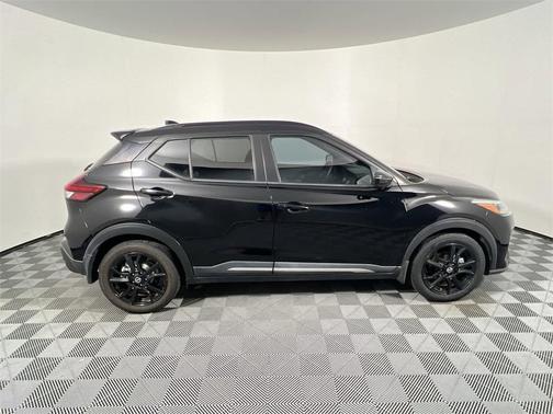 2021 Nissan Kicks SR