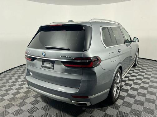 Gray Metallic 2026 BMW X7 xDrive40i