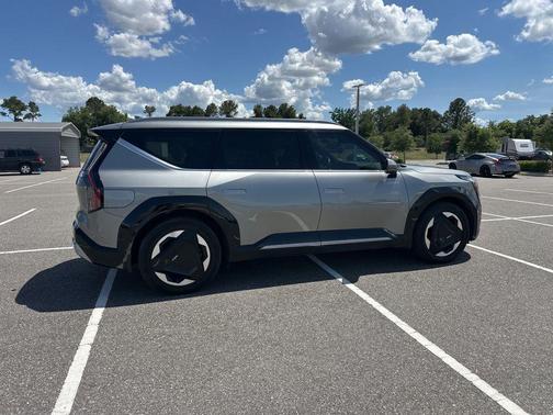 Pebble Gray 2024 Kia EV9 Land