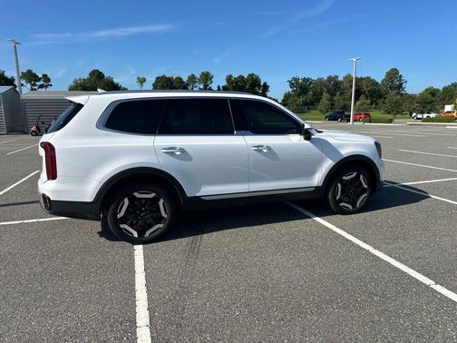 Glacial White Pearl 2024 Kia Telluride S