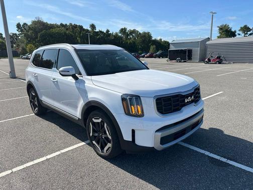 Glacial White Pearl 2024 Kia Telluride S