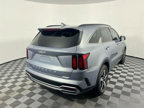 Everlasting Silver 2022 Kia Sorento S
