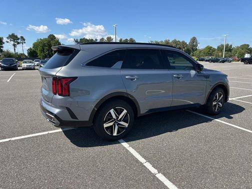 Everlasting Silver 2022 Kia Sorento S