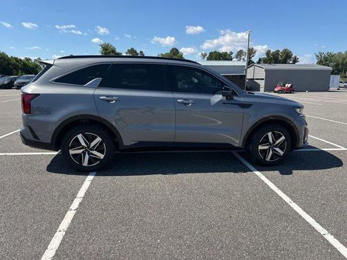Everlasting Silver 2022 Kia Sorento S