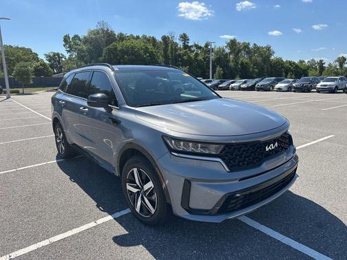 Everlasting Silver 2022 Kia Sorento S