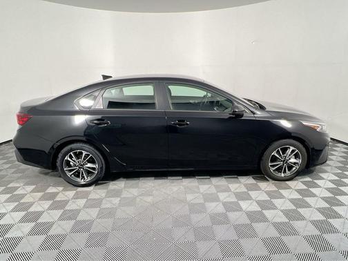 Aurora Black 2024 Kia Forte LXS