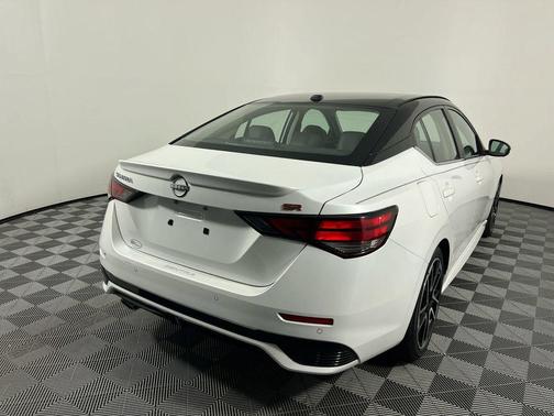 Aspen White Tricoat/Super Black 2024 Nissan Sentra SR