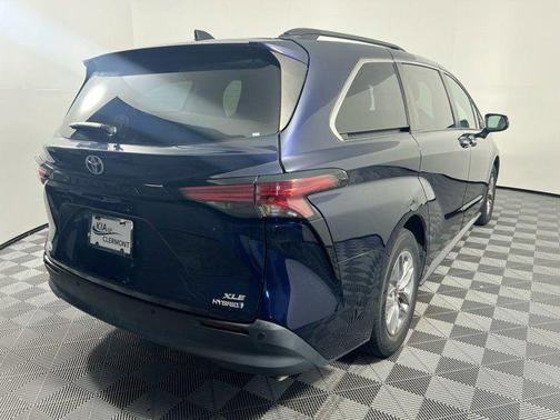 2021 Toyota Sienna XLE 8 Passenger