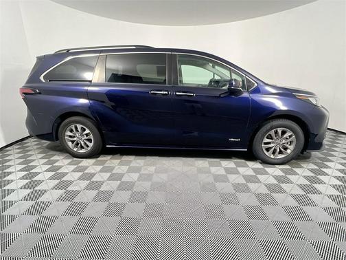 2021 Toyota Sienna XLE 8 Passenger