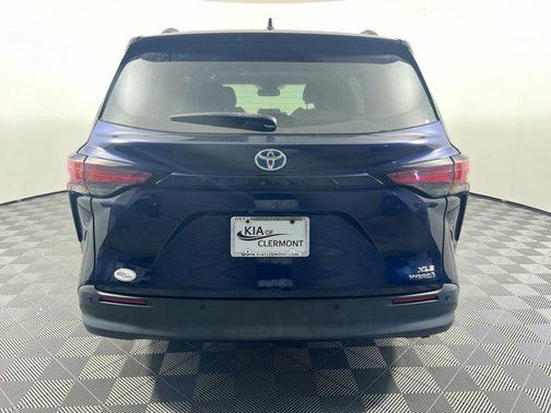 2021 Toyota Sienna XLE 8 Passenger