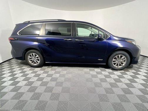 2021 Toyota Sienna XLE 8 Passenger