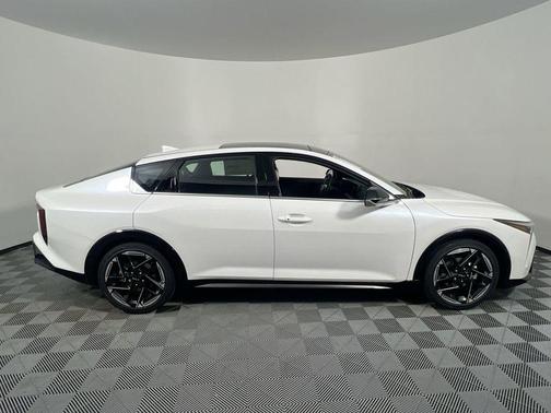 Snow White Pearl 2026 Kia K4 GT-Line