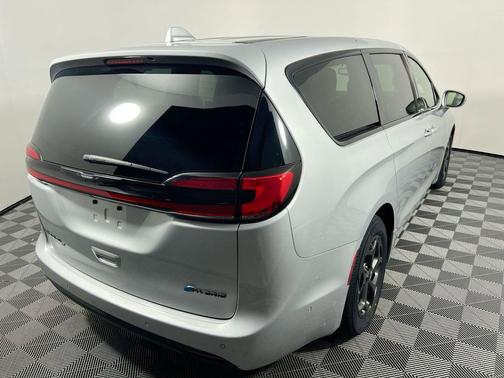 Silver Mist Clearcoat 2022 Chrysler Pacifica Hybrid Limited