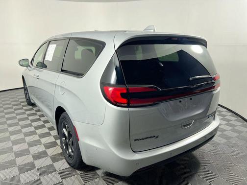 Silver Mist Clearcoat 2022 Chrysler Pacifica Hybrid Limited
