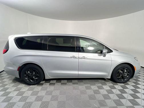 Silver Mist Clearcoat 2022 Chrysler Pacifica Hybrid Limited